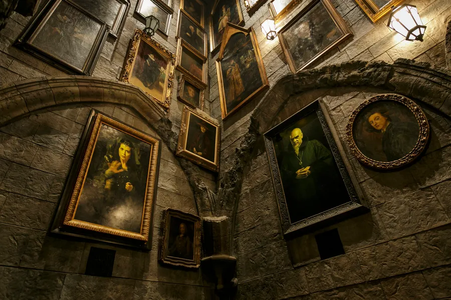  Los cuadros que adornan las escaleras mágicas en el castillo.
